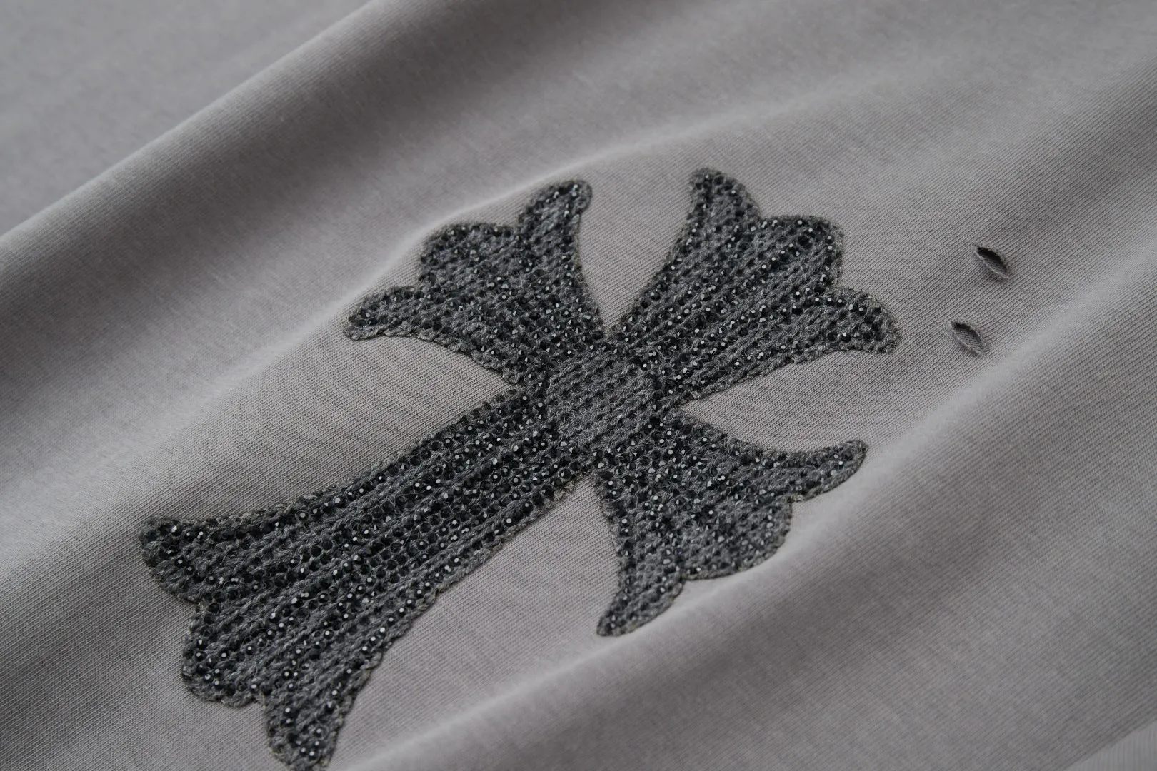 🅿️220 ✨CH✨🆕25SS Spring and Summer New Style Croix Heart ✝ Shelf logo patch hot rhinestone short sleeves Light luxury essential item for daily commuting for men and women Correct version Welcome to compare Detailed features · 260g 100% pure cotton double yarn jersey fabric · Special thickened 32 pieces of double-stranded 1X1 thread in the same vat · Double-needle stitching across seams · Original main mark, washed tag, brand moisture-proof paper packaging Color: white/black/grey Size: S/M/L/XL